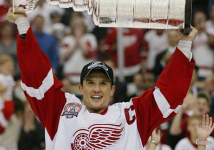 Hockey Heart: Steve Yzerman Endured Severe Knee Injury To Win 2002