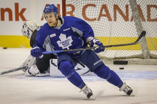 Leafs' Komarov returns to KHL