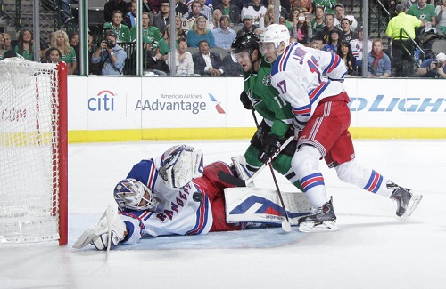 Henrik Lundqvist makes one of his 41 saves in Dallas on Thursday night