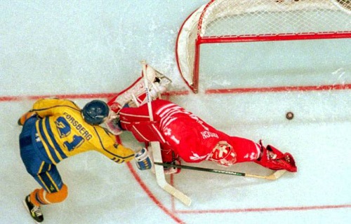 The first time Canada and Sweden played for gold was in 1994 in Lillehammer, Norway. Sweden came out on top courtesy of Peter Forsberg beating Corey Hirsch in the shootout. (Photo by Associated Press)