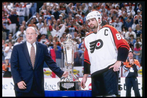 Eric Lindros receives the Prince of Wales trophy. It would be the only time in his career that he would be presented with it. (Photo by Robert Laberge – Getty Images)