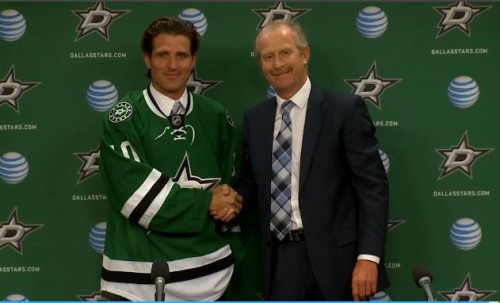 Patrick Sharp is introduced as a Dallas Star along with GM Jim Nill. (For The Win – USA Today Sports)
