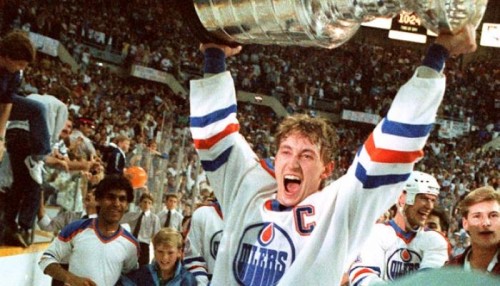 Mark Messier of the Edmonton Oilers hoists the Stanley Cup Trophy News  Photo - Getty Images